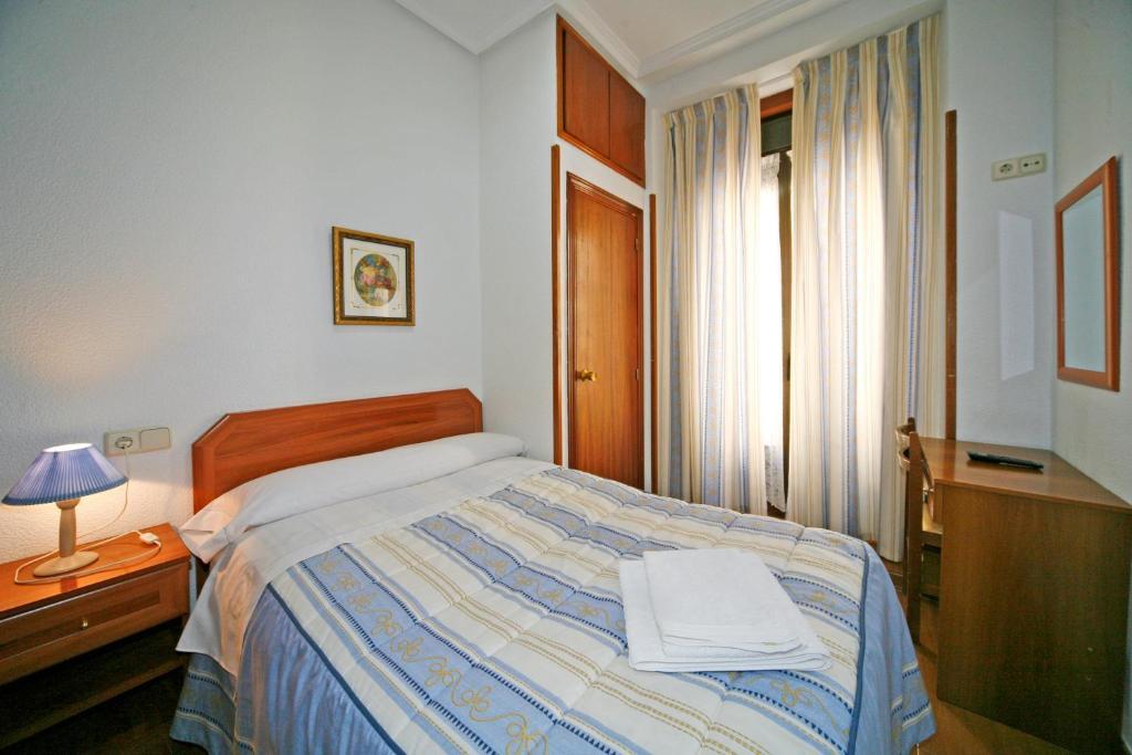 Hostal San Antonio Hotel Madrid Room photo